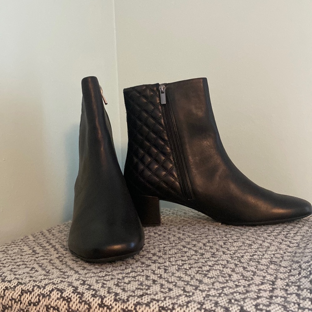 Clarks womens boots 👢 sizes 9.5